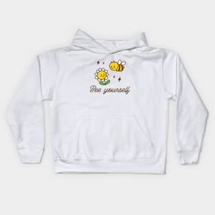 "Bee Yourself" funny pun with yellow bee and chrysanthemum - Confidence and self-expression t-shirt Kids Hoodie